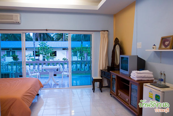 ห้องตะวันฉาย เตียงเดี่ยว ห้องกว้าง ที่พักปราณบุรี บ้านรักทะเล