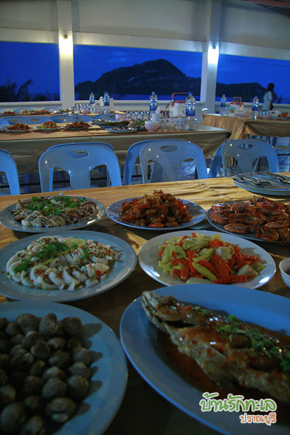 ลานกิจกรรม ทานมื้อค่ำ ที่พักริมทะเล ประจวบ บ้านรักทะเล