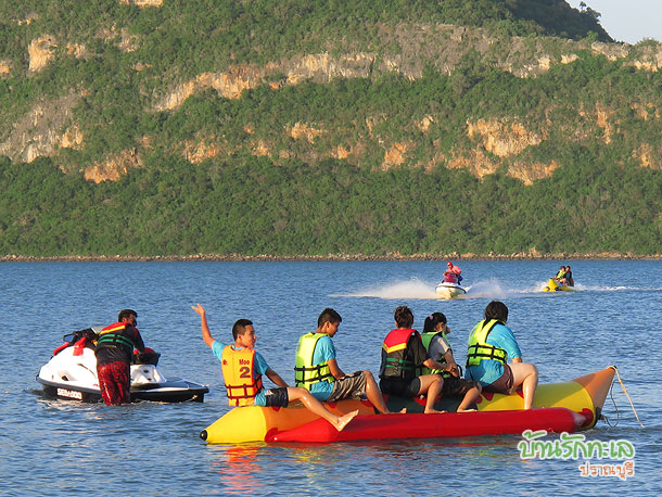 เล่นเรือกล้วยที่ทะเลปราณบุรีหน้าที่พัก