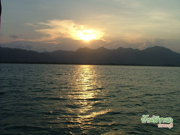 เรือนำเที่ยวเกาะ ภาพพระอาทิตย์ตกแนวทิวเขา ที่พักปราณบุรี บ้านรักทะเล