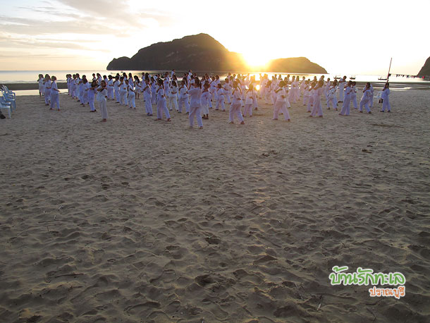 กายบริหารบนชายหาดหน้าที่พักปราณบุรี