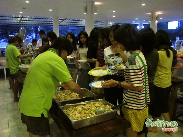 กลุ่มนักเรียนทานมื้อเย็นบุฟเฟ่ที่ร้านอาหาร ที่พักปราณบุรี