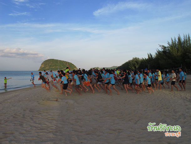 กลุ่มนักเรียนรวมพลในทะเล ที่พักปราณบุรี