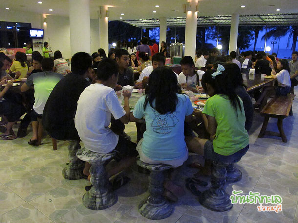 กลุ่มนักเรียนทานมื้อเย็นชมวิวทะเลที่ร้านอาหาร ที่พักปราณบุรี