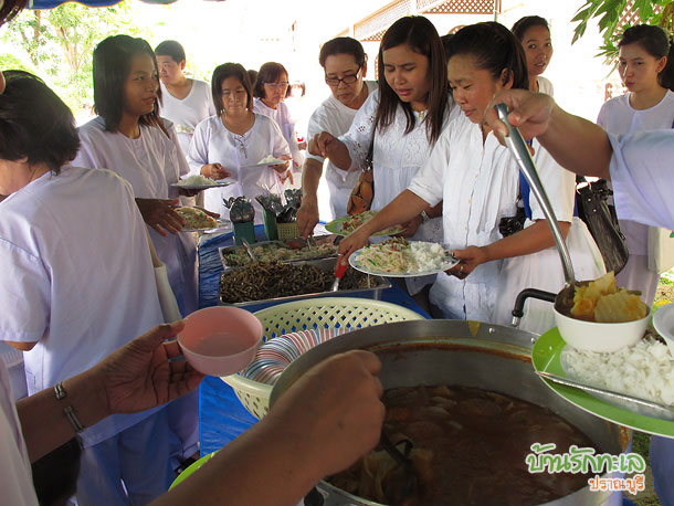 กลุ่มอาจารย์ทานอาหารกลางวันบุฟเฟ่ ที่พักปราณบุรี