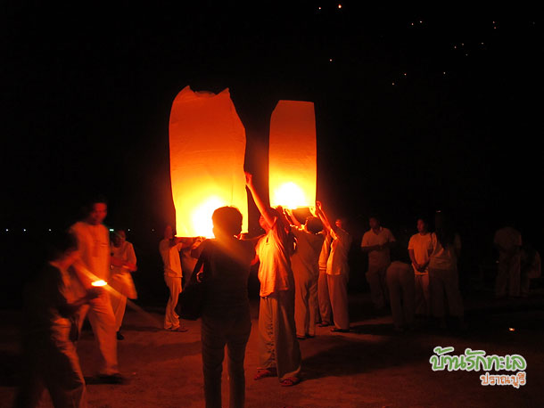 กลุ่มอาจารย์ปล่อยโคมลอยที่ชายหาด ที่พักปราณบุรี