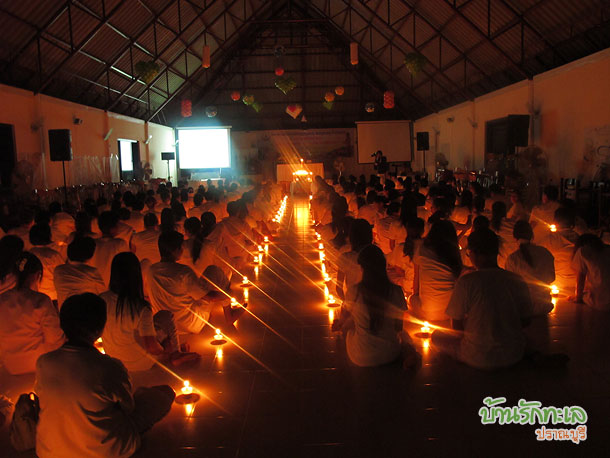 กลุ่มอาจารย์จุดเทียนส่องธรรมในห้องประชุม ที่พักปราณบุรี